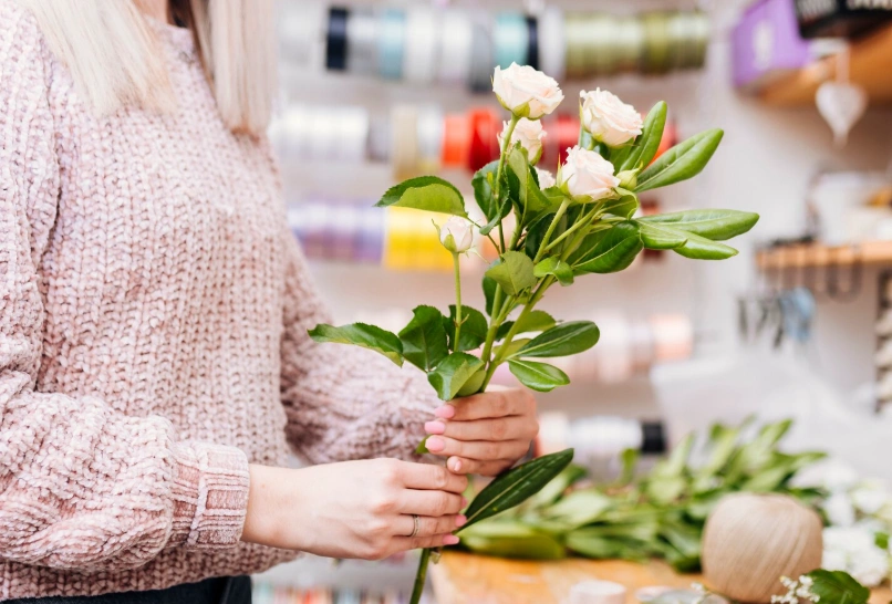 Prezentacja webinaru o florystyce na ekranie laptopa